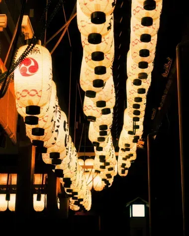 Lanternes du temple Yasaka-jinja en pleine nuit