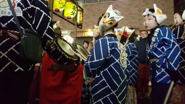 Des enfants au Inari Matsuri