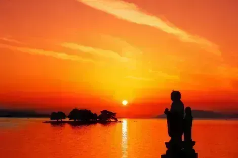 Coucher de soleil sur le lac Shinji et sa petite île sanctuaire, à contempler au Japon