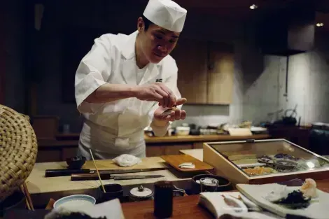 Maître sushi dans un restaurant de Tokyo