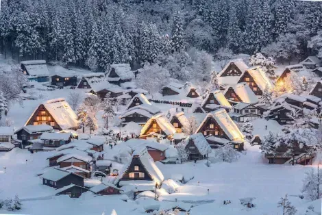 Shirakawago, village typique des Alpes Japonaises classé au patrimoine mondial