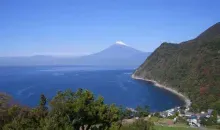 La côte orientale d'Izu offre des paysages marins de toute beauté, avec en fond, la silhouette du Mont Fuji.