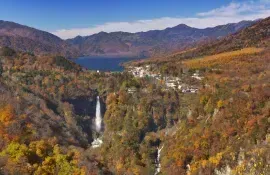 Les chutes Kego et le lac Chuzenji à Nikko durant l'automne