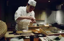 Maître sushi dans un restaurant de Tokyo
