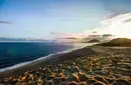 Lever du soleil dans les dunes de sable de Tottori, un petit désert unique au Japon