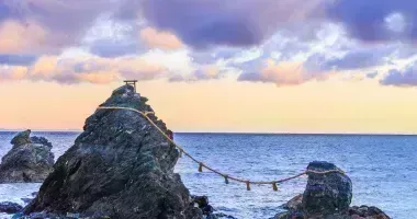 Rochers mariés sacrés en bord de mer dans la cité religieuse d'Ise, premier lieu du shintoïsme au Japon
