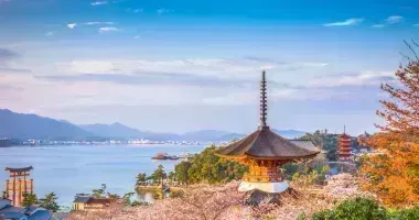 L'île sacrée de Miyajima et son célèbre torii les pieds dans l'eau, au large d'Hiroshima au Japon