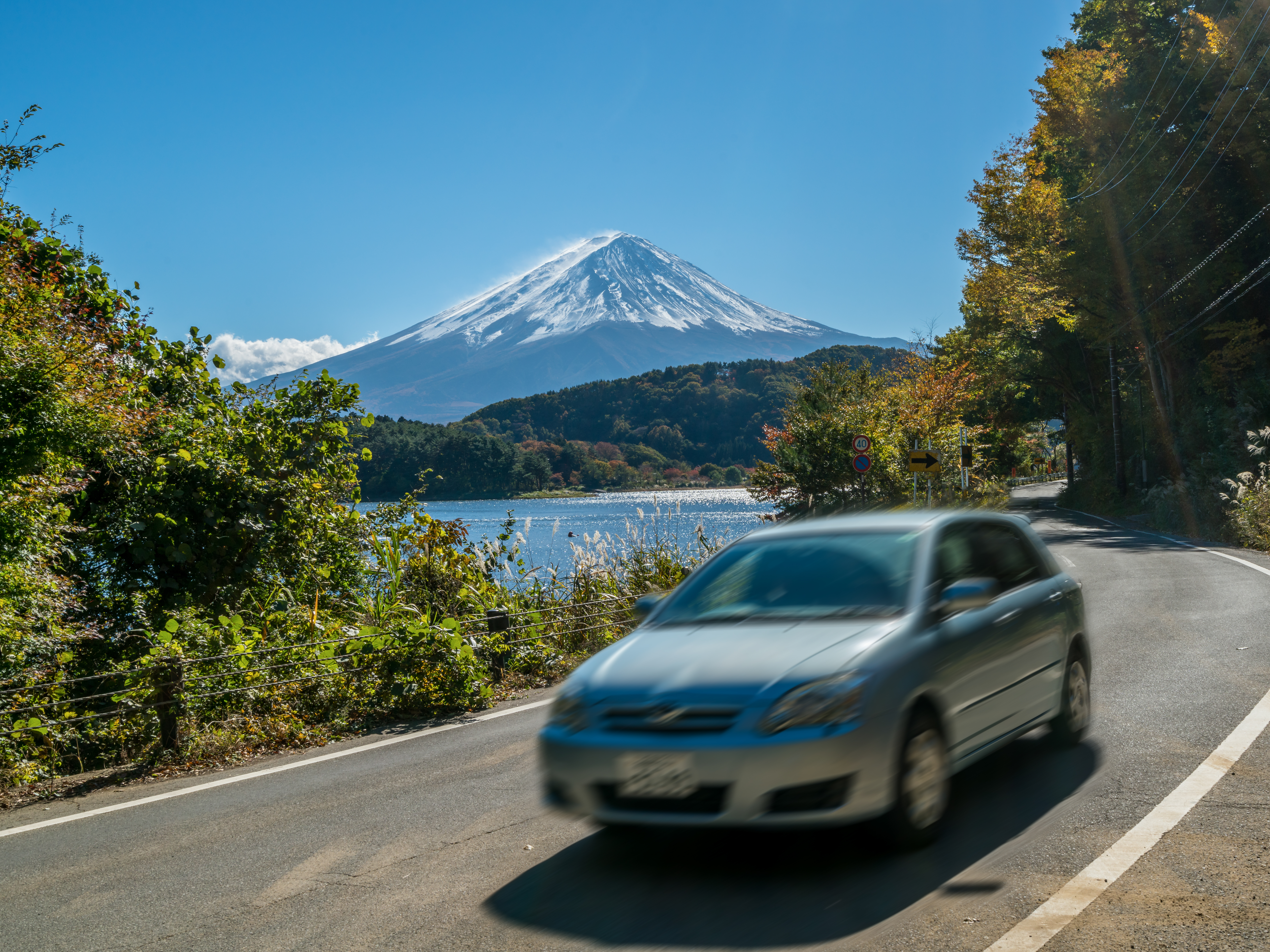 Conduite d'une voiture de location Drive a rental car with view on mount Fuji