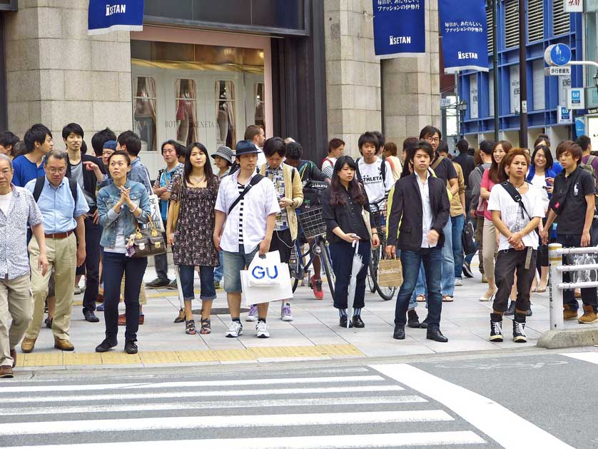 Chinese tourists throng designer outlet store in Tokyo to buy LV