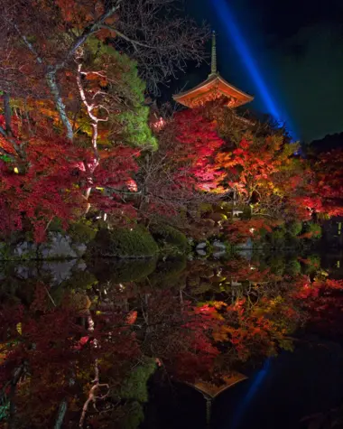 Reflet des illuminations sur l'eau, Kiyomizudera