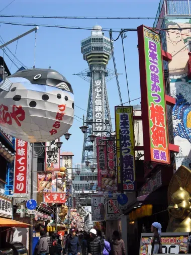 Vue emblématique de la tour Tsutenaku à Osaka, Japon