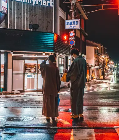 couple allant à un onsen 