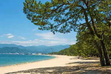 La plage Suisho-hama, particulièrement célèbre pour son sable, le « Nakisuna », le sable chantant.