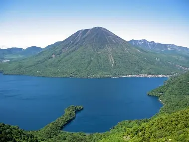 Vue sur le lac Chûzenji et mont Nantai.