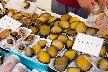 Fruits de mer frais au marché du matin de Wajima