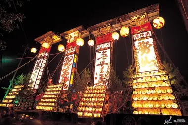 Des lanternes Kiriko, illuminées de nuit