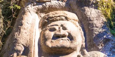 L'une des statues géantes de Kumano Magaibutsu, dans la péninsule de Kunisaki