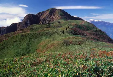 L’Amakazariyama (près de 2000 mètres), au sein du géoparc d'Itoigawa