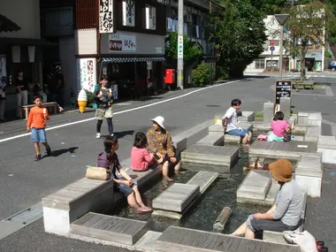 On trouve même des ashiyu en pleine rue ! Ici à Atami, ville réputée pour ses onsen