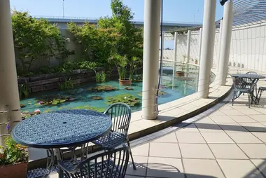 Le café de Giverny est très inspiré des "Nymphéas" de Monet