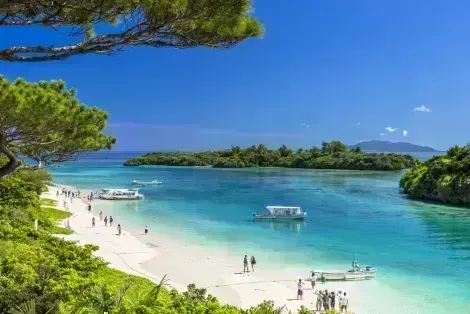 De todas las playas de Okinawa, Kabira en la isla Ishigaki es una de las más mágicas. ¡un verdadero paraíso!
