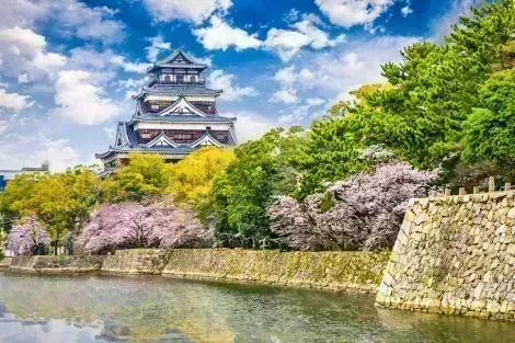 Le château d'Hiroshima, connu pour ses cerisiers en fleur