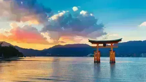 Cette célèbre porte vermillon "torii" se situe à l'entrée de l'île de Miyajima au large d'Hiroshima