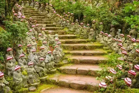 Le temple Daisho-in, sur l'ile sacrée de Miyajima, vaut le détour avec ses 500 petites statues bouddhiques