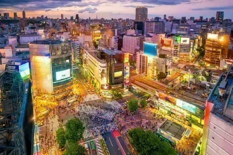 Le célèbre carrefour de Shibuya à Tokyo - certainement le plus grand passage piéton du monde