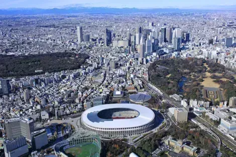 El Estadio Nacional de Japón y el famoso distrito de Shinjuku, Tokio