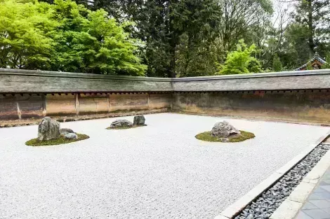 Visitez le temple Ryoan-ji, probablement le jardin zen le plus connu du Japon