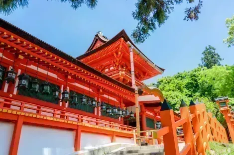 Le sanctuaire des lanternes Kasuga Taisha, dans le parc de Nara, classé au patrimoine mondial de l'UNESCO