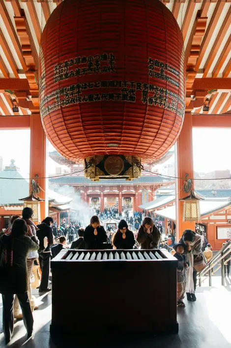 Prière dans le temple Senso-ji