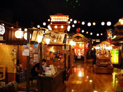 Además de los baños, el Oedo-Onsen Monogatari tiene tiendas y restaurantes que animan el ambiente.