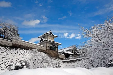 El Castillo de Kanazawa rodeado de nieve.