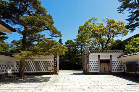 Entrada a la Villa Seisonsaku de Kanazawa.