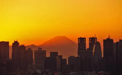 Coucher de soleil où Tokyo et le mont Fuji se mélangent.