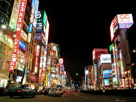 Les lumières de Shinjuku illuminent la nuit tokyoïte. 