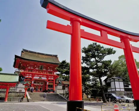 Torii géant du sanctuaire shintô Fushimi Inari à Kyoto