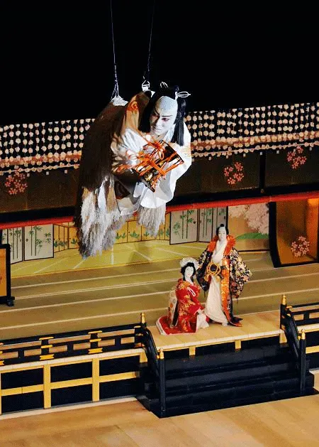 Le kabuki se caractérise par une scène bien spécifique permettant aux acteurs de faire une entrée majestueuse.