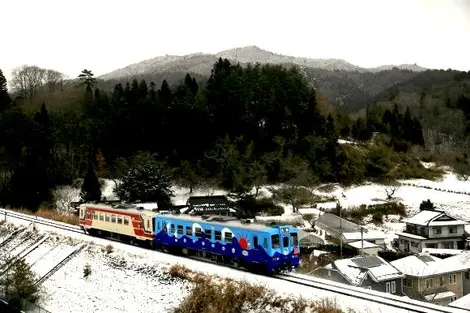 Le train Kotatsu circule dans la région du Tohoku, au nord du Japon