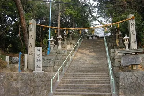 Entrada al santuario Katsuragahama.