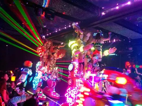 Au Robot Restaurant, le spectacle inclue des bustes de 3m de haut. 