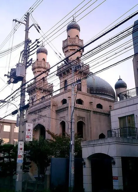 Le due torri della moschea di Kobe.