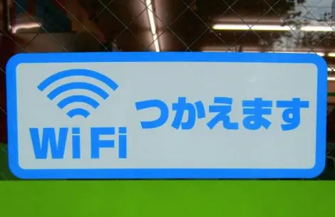 "Wifi disponible" indique cette enseigne. Cafés et restaurants au Japon proposent souvent un réseau gratuit à leurs clients.