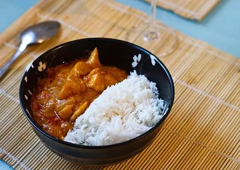 El curry con arroz es uno de los platos más comidos en Japón. Usualmente este lleva trozos de carne y tempura.