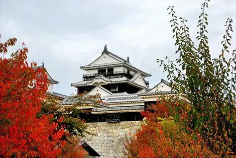 El Castillo medieval Matsuyama-jo es uno de los últimos doce que se han conservado en Japón.