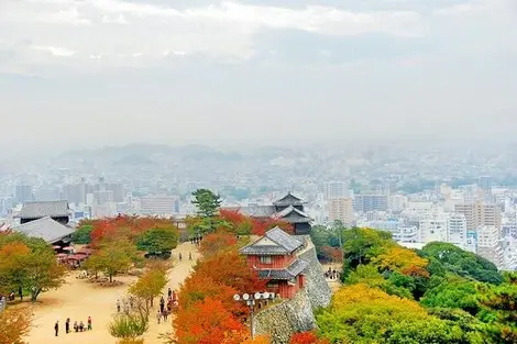 la vista desde la torre del Matsuyama-jo 