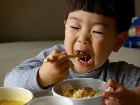 Un enfant mangeant du nattô