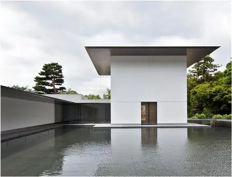 Le "miroir d'eau", espace contemplatif du musée Suzuki de Kanazawa.